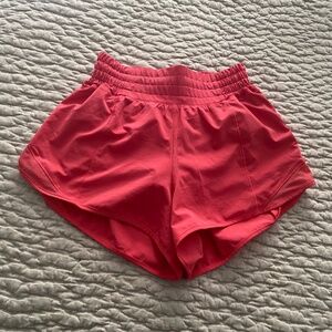 LuLuLemon Pink Hotty Hot High Rise 2.5" Shorts with lining - Size 2